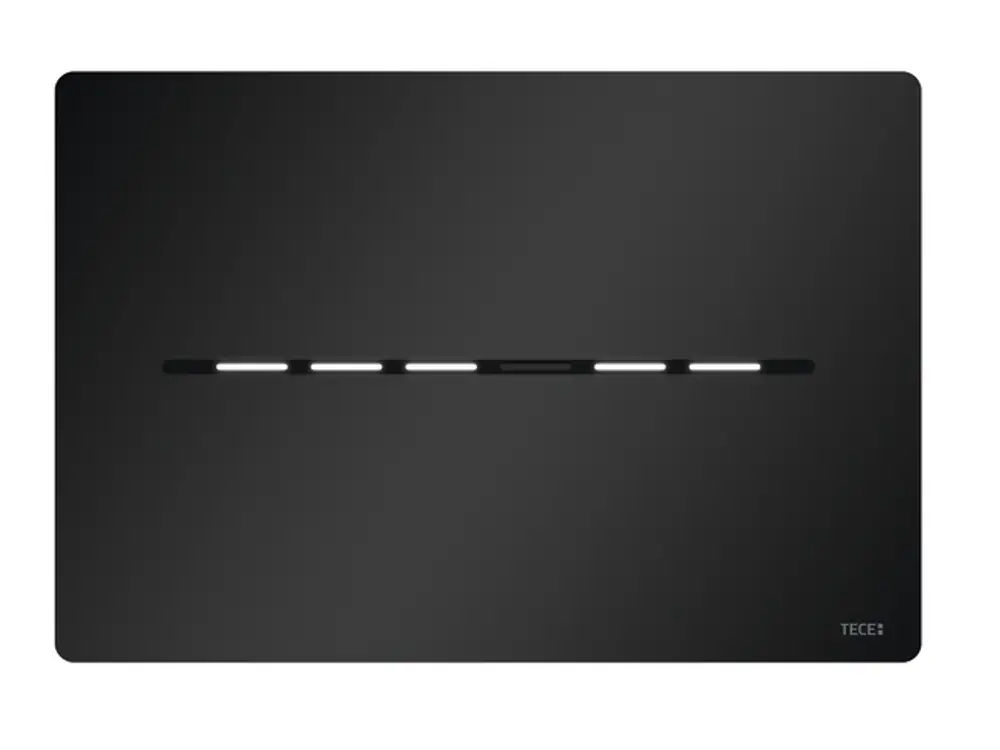 Schwarze, matte Oberfläche mit einer horizontalen Öffnung und LED-Anzeigen. TECE-Produkt für berührungslose WC-Auslösung, ausgestattet mit 12 V-Netzanschluss.